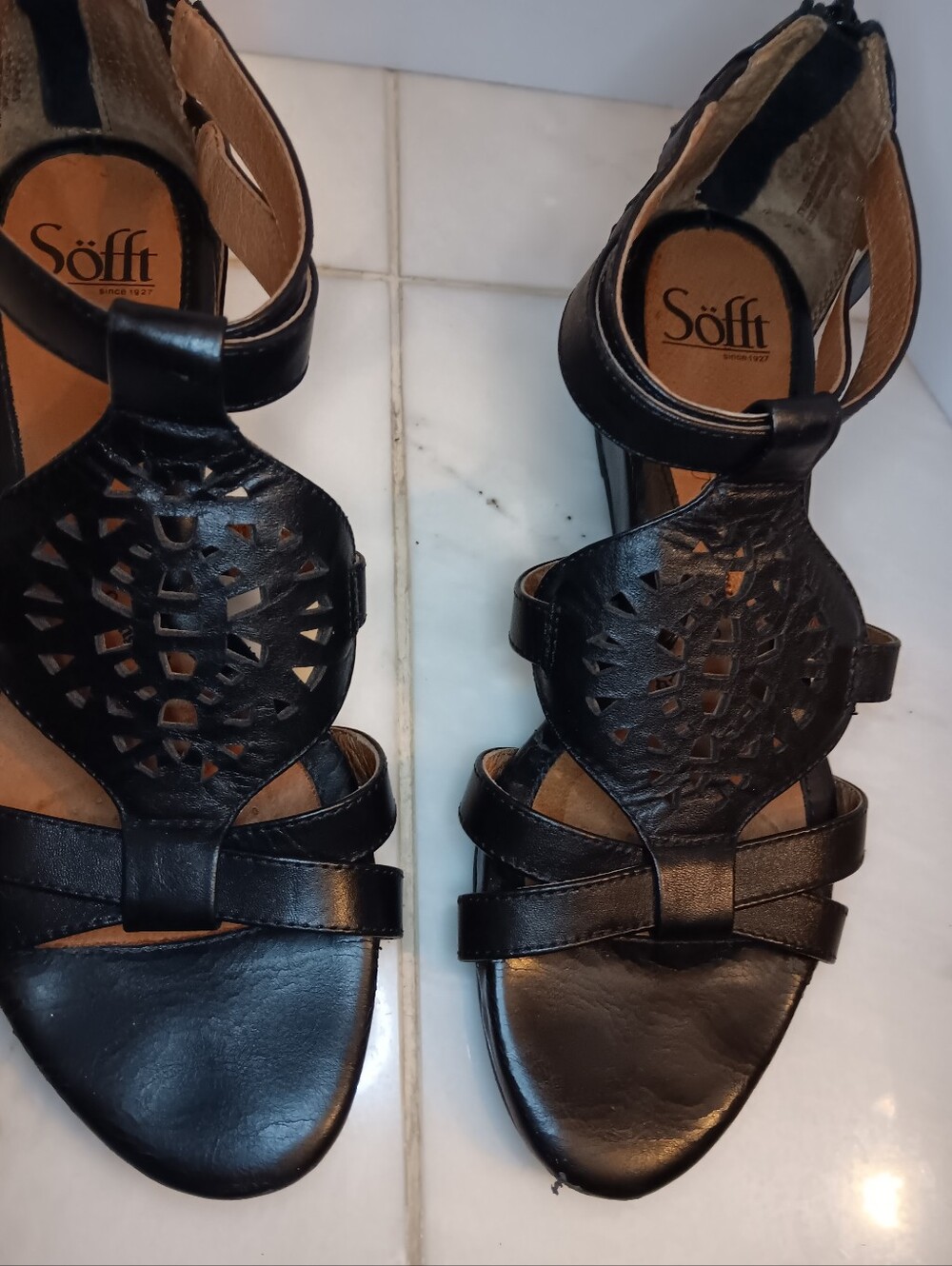 Sofft Women's Leather Laser Cutout T-Strap Gladiator Sandals - Picture 4 of 6